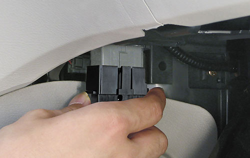 Simply connect to the diagnostic monitor connector. 